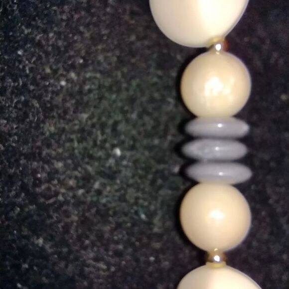 VTG Trifari Cream And Gray Acrylic bead 16" necklace With Gold Tone Spacers NWT - Picture 6 of 7